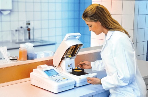 Timbangan Kadar Air vs Moisture Analyzer: Istilah Berbeda, Fungsi Sama?