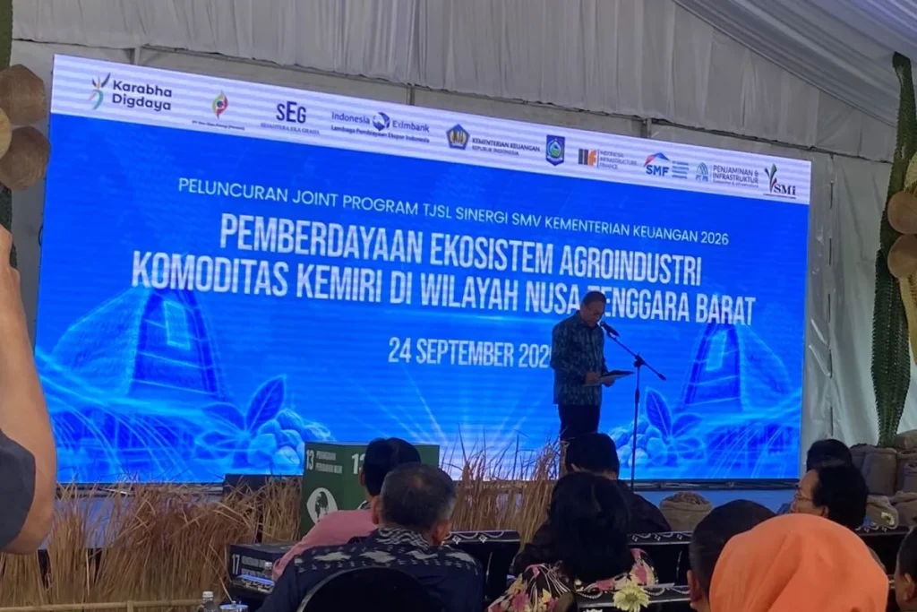Timbangan digital untuk menimbang kemiri dan mencatat hasil pengolahan per batch.