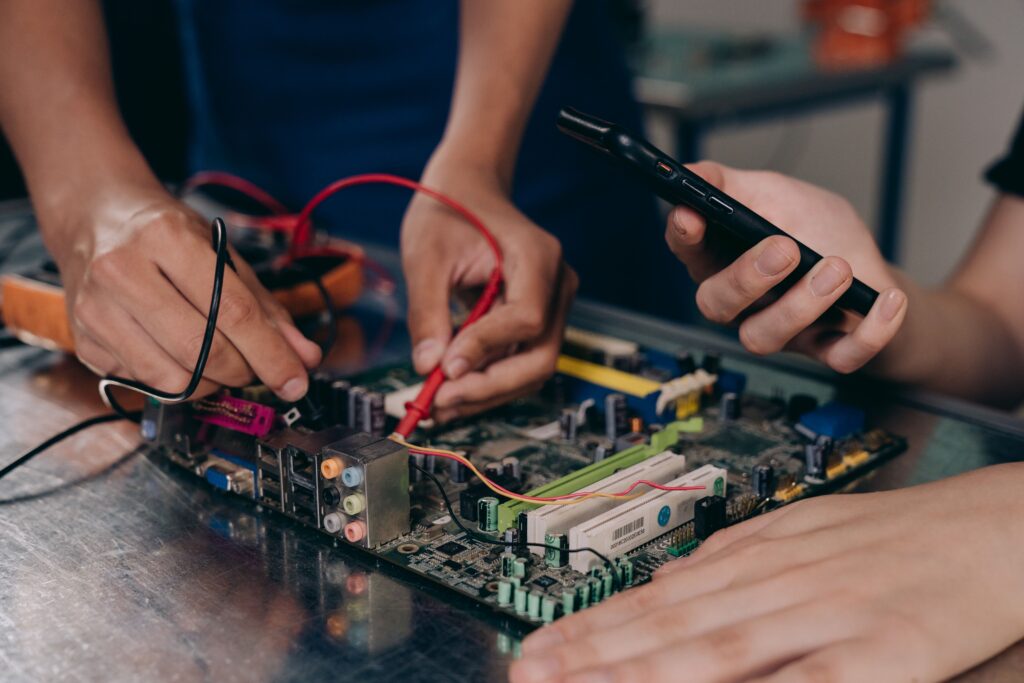 Teknisi memeriksa indikator dan platform timbangan gudang pangan