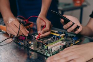 Teknisi memeriksa indikator dan platform timbangan gudang pangan
