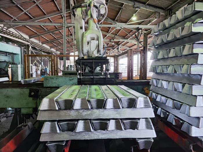 Timbangan industri aluminium untuk pencatatan berat material pada area penerimaan pabrik