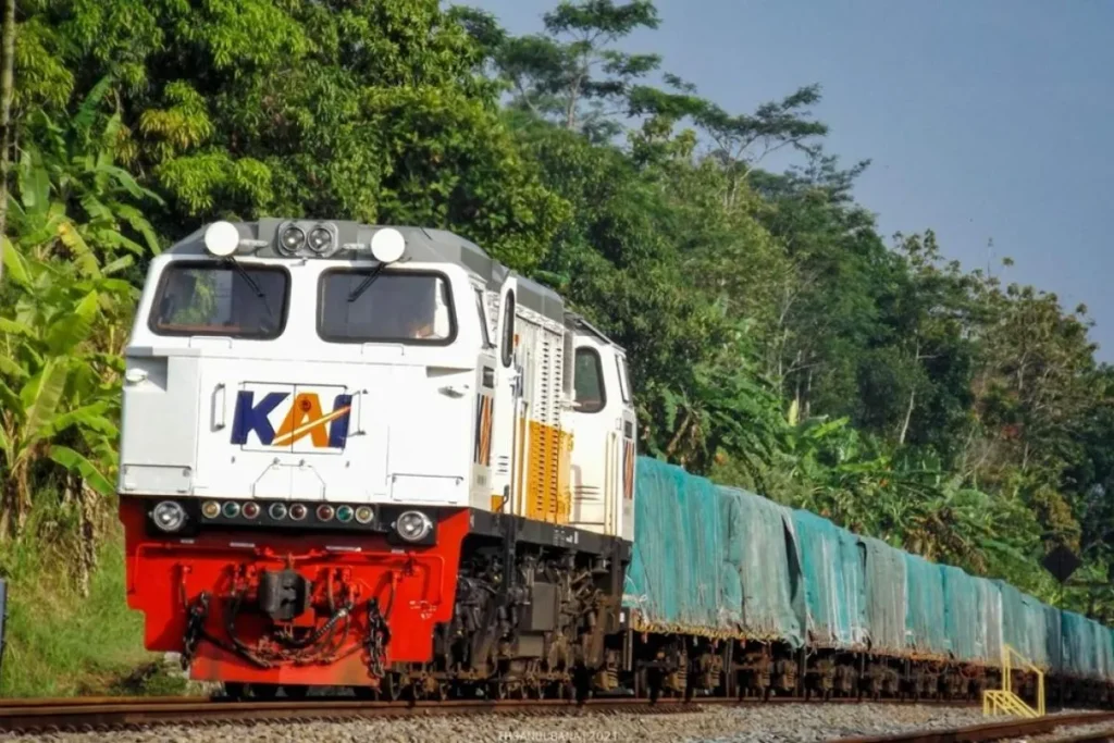 Truk semen melintasi jembatan timbang semen sebelum muatan dikirim ke terminal
