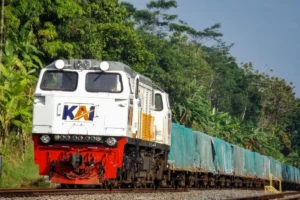 Truk semen melintasi jembatan timbang semen sebelum muatan dikirim ke terminal