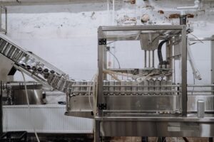 Checkweigher makanan memeriksa berat produk kemasan pada conveyor produksi