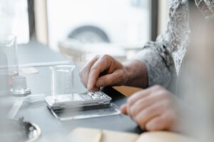 Timbangan digital gram untuk menimbang bahan formulasi dalam wadah