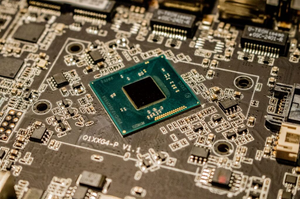Analis menggunakan timbangan presisi laboratorium untuk menimbang sampel material elektronik