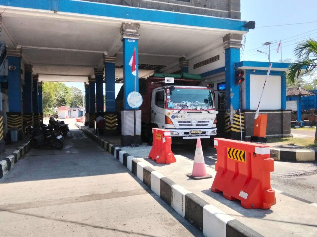 Truk pada timbangan kendaraan sebagai ilustrasi evaluasi kebutuhan pengadaan